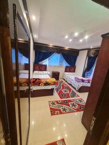 een slaapkamer met twee bedden en een raam bij بحر مباشر 2 in Alexandrië