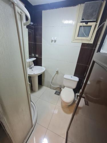 een badkamer met toilet en wastafel bij بحر مباشر 2 in Alexandrië