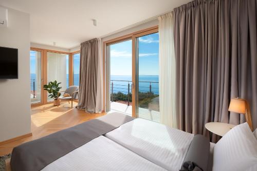 Giường trong phòng chung tại Villa Bianca Hvar by Tourist Adria Group