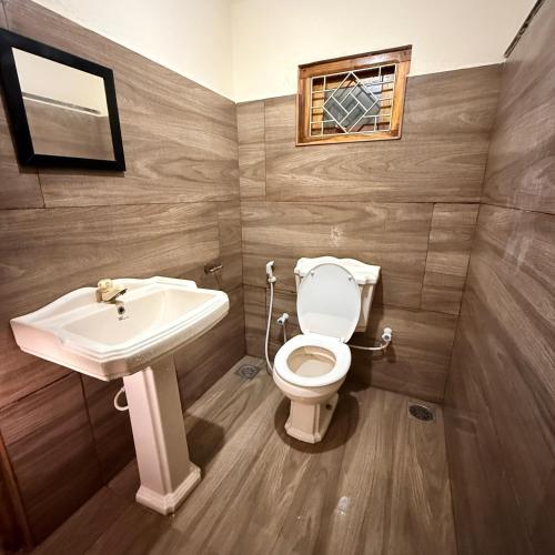 een badkamer met toilet en wastafel bij Jaffna Stay Guest House in Jaffna