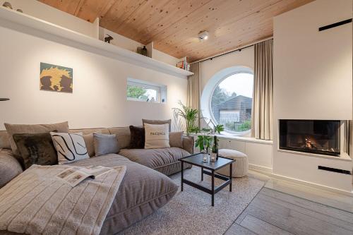 een woonkamer met een bank en een tv bij Sylter Strandholz in Westerland