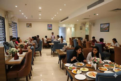 Εστιατόριο ή άλλο μέρος για φαγητό στο Hotel West End View A Unit of Hotel SC Residency