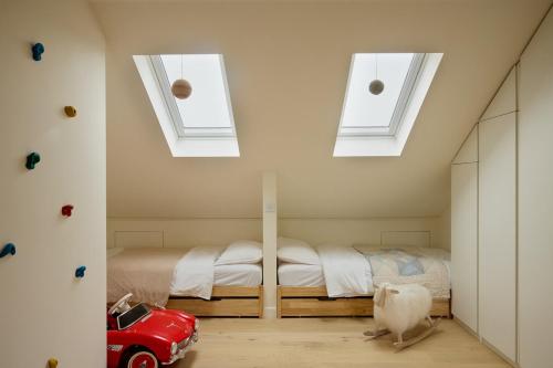 Postel nebo postele na pokoji v ubytování Elegant 4-Bed Townhouse Private Garden Parking