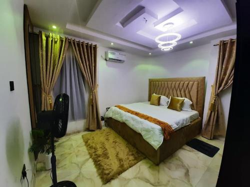 Кровать или кровати в номере 1 Bedroom Luxury Apartment with Lounge & Kitchen