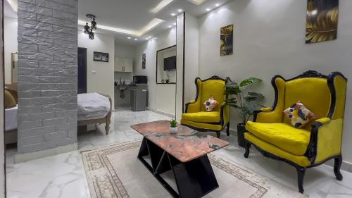 Posezení v ubytování pYramids view Apartment & Studio's