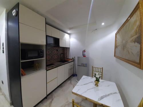 Кухня или мини-кухня в 1 Bedroom Luxury Apartment with Lounge & Kitchen
