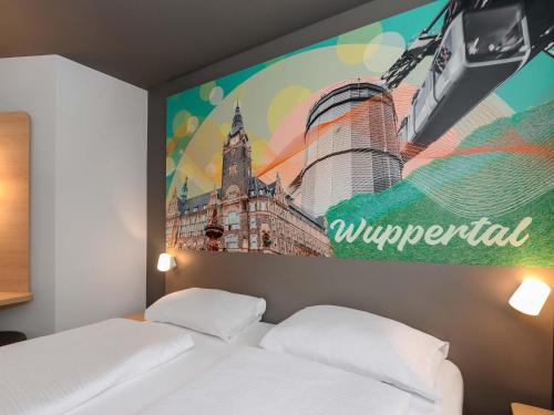 Кровать или кровати в номере B&B HOTEL Wuppertal-Oberbarmen