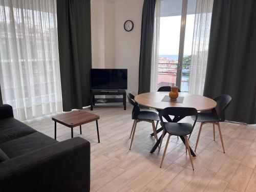 Μια τηλεόραση ή/και κέντρο ψυχαγωγίας στο Luciana2