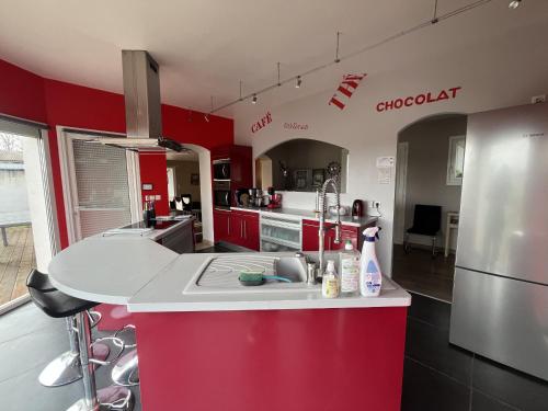 Cuisine ou kitchenette dans l'établissement Villa Oyala avec piscine, spacieuse et de qualite