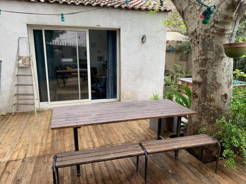 En terrasse eller udendørsområde på Townhouse with quiet garden