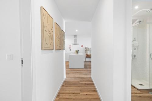 een hal met witte muren en houten vloeren bij Peace Haven III in Câmara de Lobos