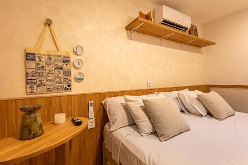 una camera da letto con un letto con testiera in legno di Lapa 801 a Rio de Janeiro