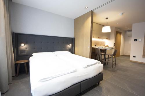 En eller flere senge i et værelse på Dolomiten Apartments