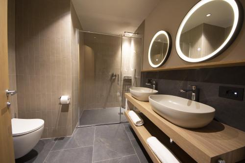 Et badeværelse på Dolomiten Apartments