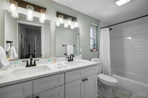 Koupelna v ubytování Hillcrest Haven by StayLage