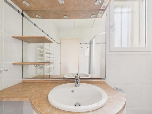 Séjour à la campagne pour 6 في Commequiers: حمام مع حوض أبيض ومرآة