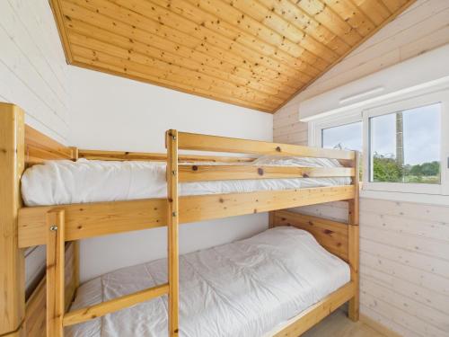 Séjour à la campagne pour 6 في Commequiers: سريرين بطابقين في منزل صغير