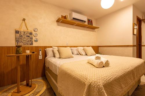 una camera da letto con un letto con asciugamani sopra di Lapa 801 a Rio de Janeiro