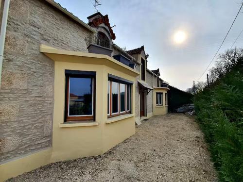 Το κτήριο όπου στεγάζεται  η παραθεριστική κατοικία