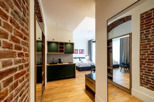 Giường trong phòng chung tại Corvin Boutique Residence