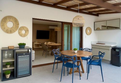 een keuken en eetkamer met een tafel en stoelen bij Casa Verano - Morro de São Paulo in Morro de São Paulo