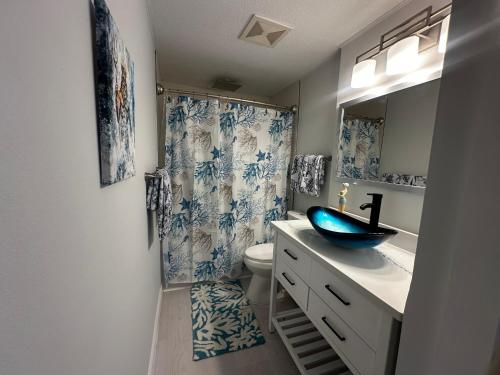 Ванная комната в Neptune's Grotto Old Florida Adventure Retreat