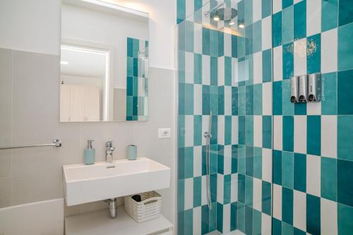 a bathroom with a sink and a mirror at Smeraldo Apartment in Palau