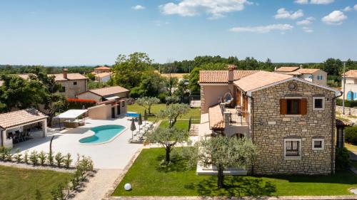Rustic villa Marijanin Vrt with pool in Tinjan