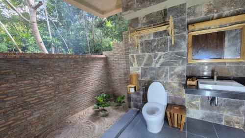 Et badeværelse på Valley Village Resort Phu Quoc