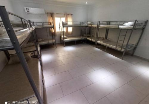 Palanda nebo palandy na pokoji v ubytování KhavaQatar Hostel 1 بيت مشترك