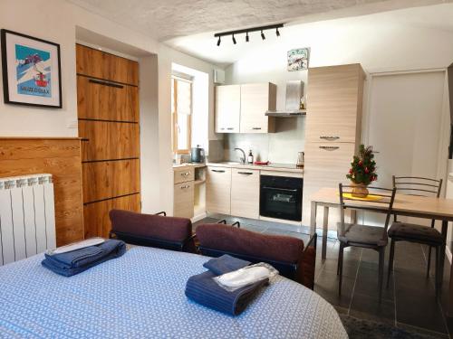Η κουζίνα ή μικρή κουζίνα στο Hideaway Apartments - Ski Sauze d'Oulx and the Via Lattea