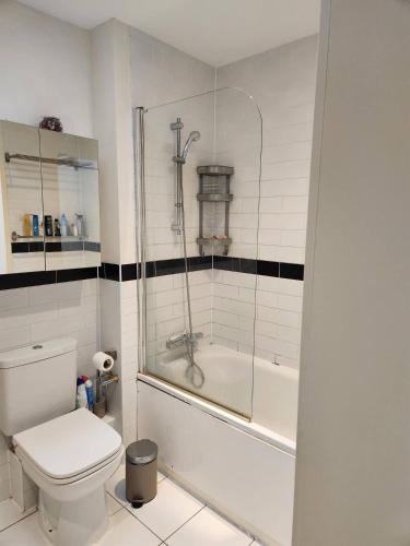 Et badeværelse på 2 Bedroom Modern House