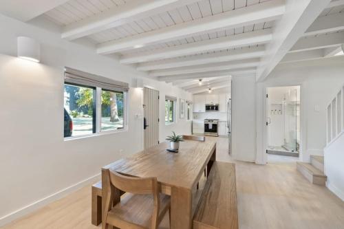 een eetkamer met een houten tafel en stoelen bij South Lake Chalet by Heavenly in South Lake Tahoe