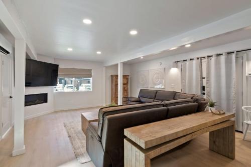 een woonkamer met een leren bank en een tafel bij South Lake Chalet by Heavenly in South Lake Tahoe