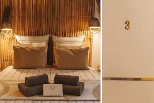 Un dormitorio con una cama con dos almohadas encima. en Les Epinettes chambres d'hôtes, en Crèvecoeur-le-Grand