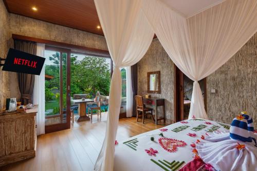 ein Schlafzimmer mit einem Himmelbett in der Unterkunft Royal Agung Amertha Villa in Bedahulu