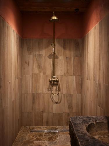 a bathroom with a chandelier hanging from a wall at Logement insolite glamping tipi et lodge Var Grimaud in Grimaud
