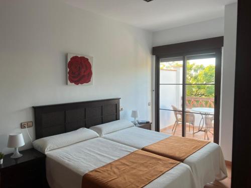 una camera da letto con un letto grande e un balcone di Costa Luxe Almuñecar ad Almuñécar