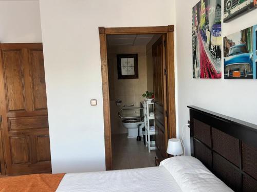 una camera con letto e un bagno con servizi igienici di Costa Luxe Almuñecar ad Almuñécar