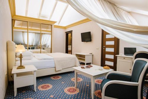 Postel nebo postele na pokoji v ubytování Kyivska Russ Resort Medical&Spa