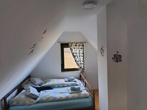 Ένα ή περισσότερα κρεβάτια σε δωμάτιο στο Tarin zov