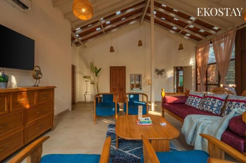 a living room with a couch and a table at EKOSTAY - Assa Villa in Marna