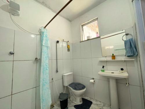 een kleine badkamer met toilet en wastafel bij AeroSol Espaço Inteiro - Casa in Aracaju
