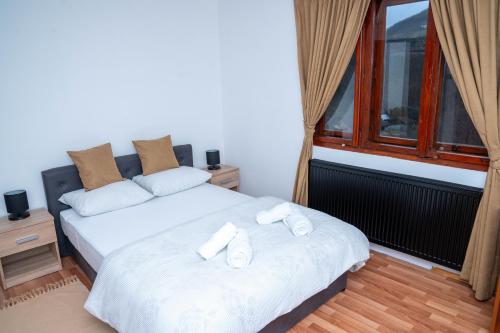 Una cama o camas en una habitación de FoRest Apartment