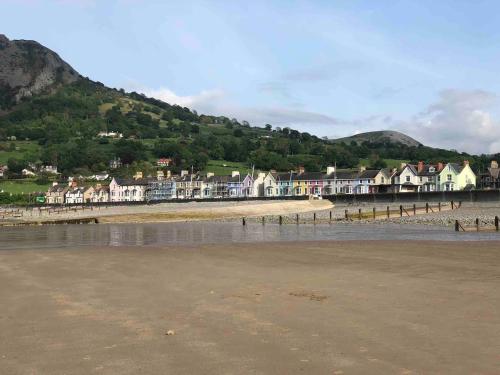 Φωτογραφία από το άλμπουμ του Cosy, Charming Apartment within 5 min walk of beach, train and shops σε Llanfairfechan