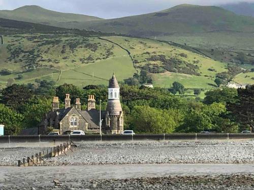 Φωτογραφία από το άλμπουμ του Cosy, Charming Apartment within 5 min walk of beach, train and shops σε Llanfairfechan