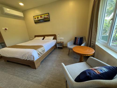 Un pat sau paturi într-o cameră la Beyond Inn