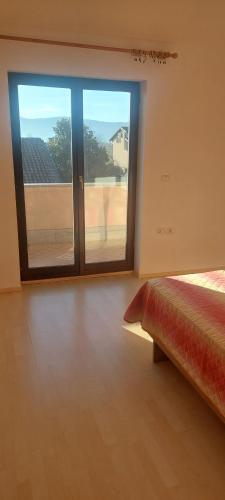 En eller flere senge i et værelse på apartma Kiana