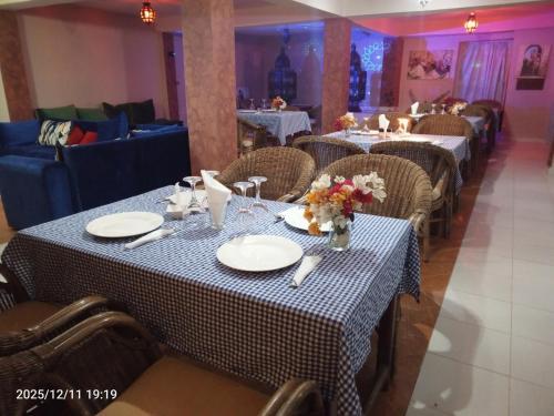 uma fileira de mesas em um restaurante com flores sobre elas em Auberge Les Montagnes du Paradis Your Hidden Retreat in Paradise Valley em Agadir