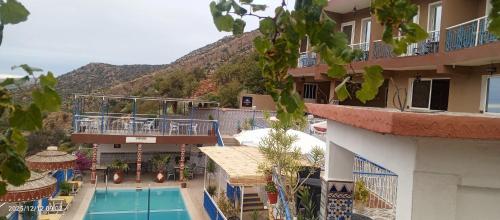 uma vista de um resort com piscina e uma montanha em Auberge Les Montagnes du Paradis Your Hidden Retreat in Paradise Valley em Agadir